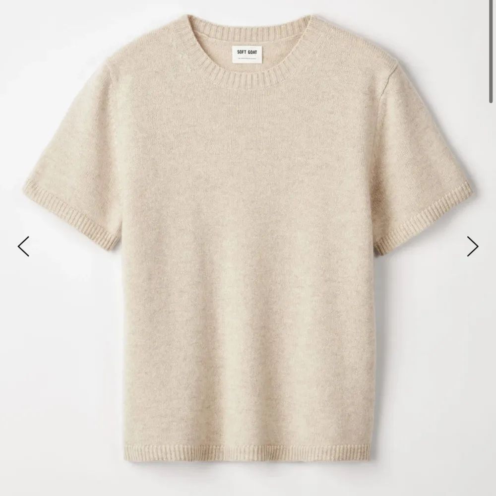 Säljer denna beigea Soft Goat Kashmir t shirt i storlek L. Skulle säga att den är oversize på en storlek M. Nypris 2 195 kommer sälja den för 1 100 kr då den ej kommer till användning och jag bara vill bli av med den🥰🥰. Möts i Sthlm eller fraktar. T-paidat.