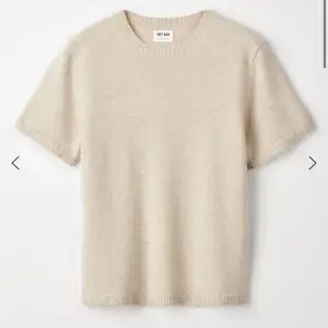 Säljer denna beigea Soft Goat Kashmir t shirt i storlek L. Skulle säga att den är oversize på en storlek M. Nypris 2 195 kommer sälja den för 1 100 kr då den ej kommer till användning och jag bara vill bli av med den🥰🥰. Möts i Sthlm eller fraktar