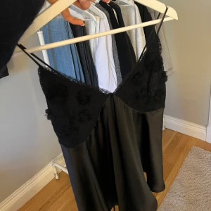 Zara topp - En topp från zara, aldrig använd i strl: L Jag har S vanliga fall och kan ha denna då den är väldigt liten i storleken.  Slutsåld på hemsidan Nypris: 329kr Mitt pris: 200kr 