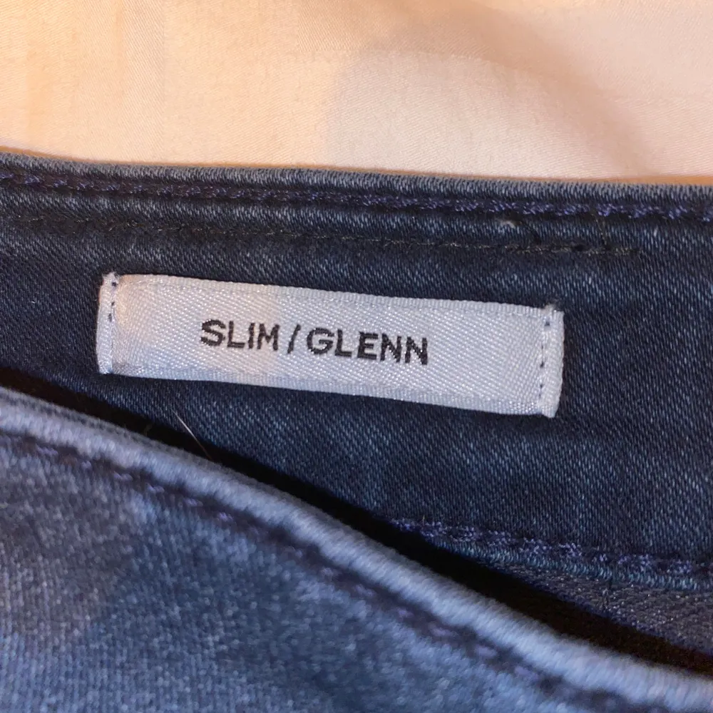 Jack and Jones jeans som är riktigt schyssta i storlek 28/30 . Skicket är som nytt. Moddelen heter Glenn passformen är Slim. Vid funderingar och intresse kontakta mig även om ni vill ha fler bilder. Jeans & Byxor.