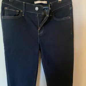 Säljer Levis jeans i modellen ”super skinny” de är lågmidjade. En liten defekt på jeansen som syns på sista bilden, skriv dm vid frågor💗
