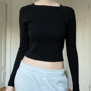 Topp  - cut outs på sidorna av armarna, jag står för frakt :)