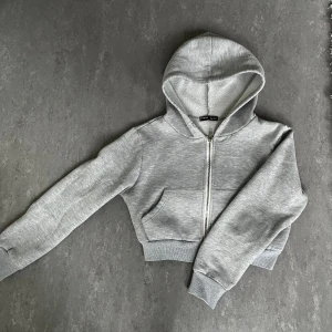 croppad hoodie - För liten för mig. Storlek S men sitter som XS/XXS