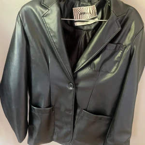Jacka - Oversize skinn jacka som är använd fåtal gånger😍