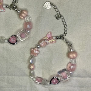 Rosa Pärlarmband  - Nyskick. Priset avser ett armband. Super gulligt rosa armband!🎀 Kan mötas upp i Örebro!