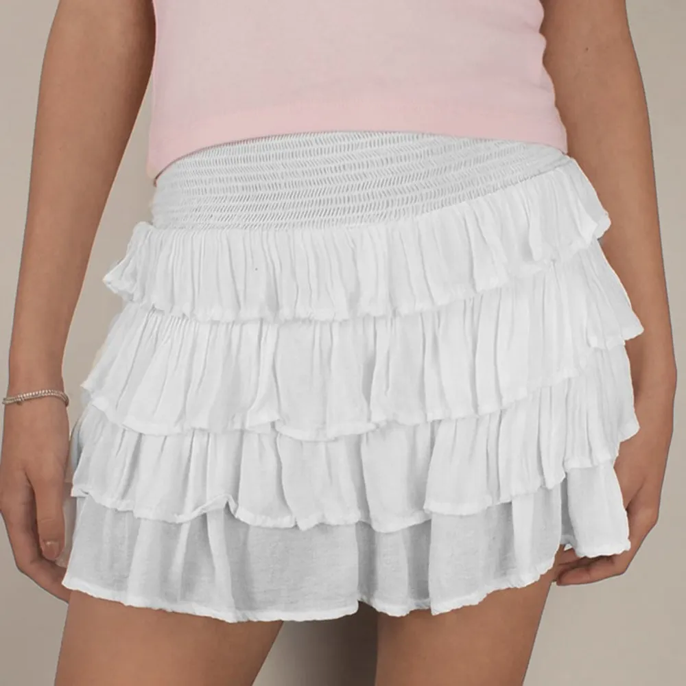 Säljer denna kjol med shorts under från Subdued. Nypris €45 (≈520 kr) + €16 (≈180 kr) frakt. Den är helt oanvänd då den är för liten för mig. Den är inte genomskinlig. Priset är ej diskuterbart tyvärr. Den är mer som en 34-36 i storleken 💗. Kjolar.