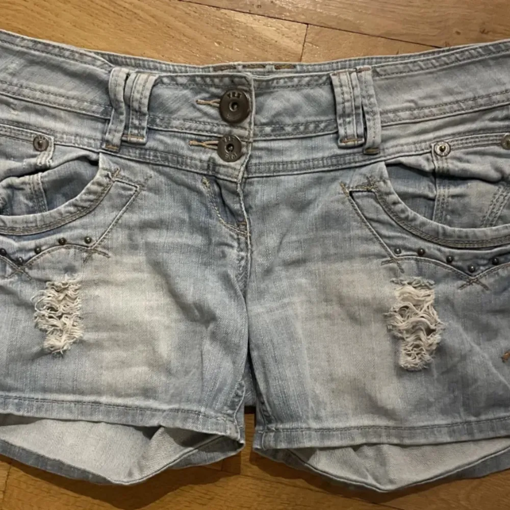 Säljer dessa jättefina jeansshorts som tyvärr var för stora för mig. 🩷🩷. Shorts.