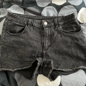 Fina svarta kortbyxor  - Storlek 165/72 men sitter som en xs/s