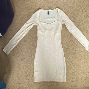 ⭐️Fin sommar klänning⭐️ - Den är superbekväm och den passar perfekt. En enkel klänning men om du vet hur man kombinerar den kan du få en fantastisk look✨💫