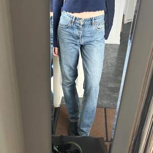 Lågmidjade zara raka jeans. Blue denim wash. Säljer då de är för korta på mig som är 175 cm. 