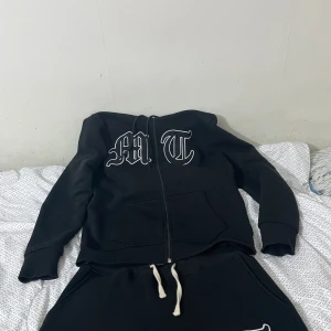 tuttolente tracksuit - Helt ny aldrig använd  Köpte den för 2500kr släjer den för 2000kr för att den är för liten 