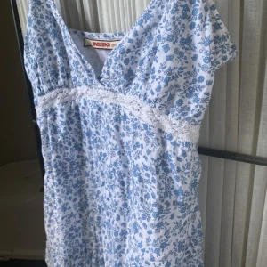 Sommarklänning blommig - Vacker sommarklänning från Indiskan i super fint skick🥰