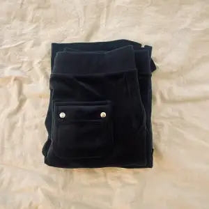 Marinblå byxor från Juicy Couture.  Använda en gång. Inga defekter. Originalpris - 1200 kr 