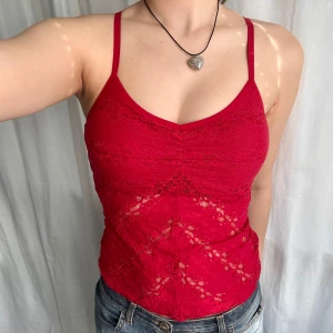 Röd spetslinne - Rött vintage spetslinne från Secret Possessions❣️Storlek 40/42 men passar definitivt mer en 36 (S)