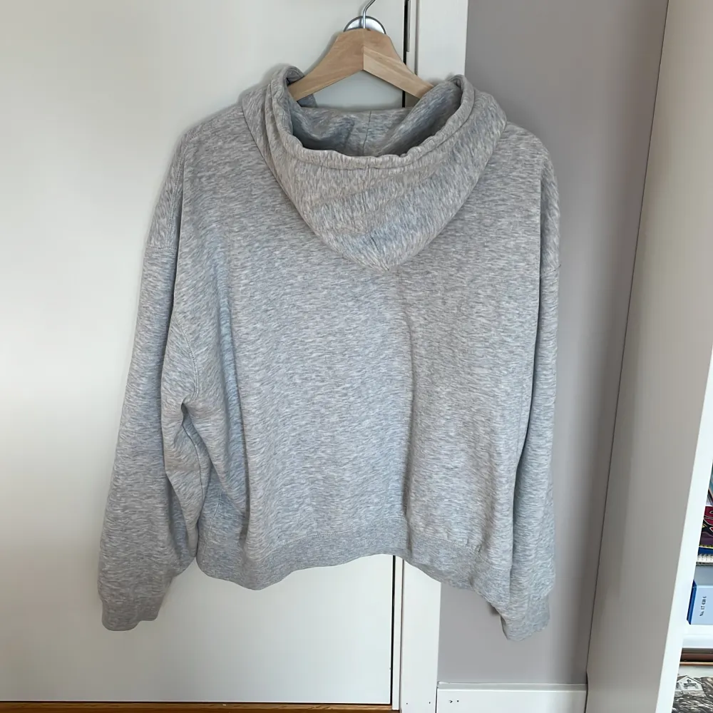 Baggy/oversized hoodie, välanvänd men fortfarande bra kvalitet. Xs men passar bra på mig som oftast använder M. Hoodien har lite rosa lypsyl på luvan som inte försvinner i tvätten.. Hoodies.