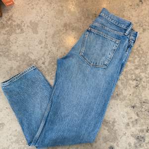 Riktigt snygga blåa jeans. Mått 30/32. Skick 9/10. Modellen på bilden är 170cm 