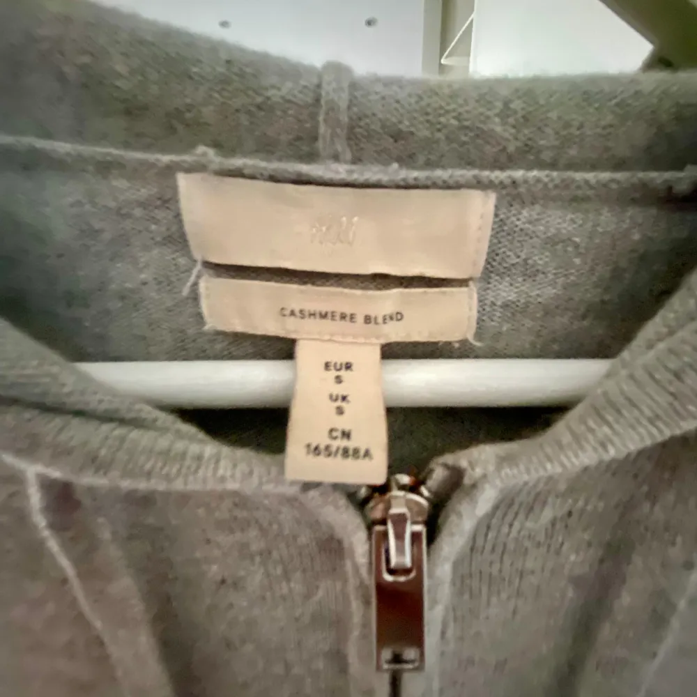 Fin Cashmere-hoodie från h&m, inga defekter. Köptes här på Plick förra sommaren😍 Vet att den kostade 800kr från början, jag köpte den för 450kr och nu säljer jag den för 339kr. Tröjor & Koftor.