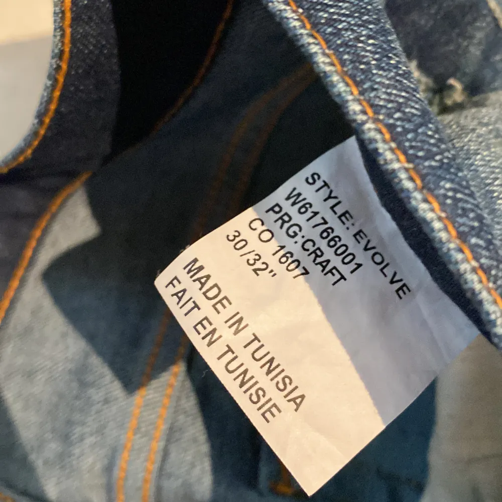 Säljer nu dessa asfeta med Tiger of Sweden jeans i ett bra skick. (Defekt, se bild 5). Storleken är 30/32 och i modellen evolve (slim) Nypris 1600kr❌ mitt pris endast 299kr✅. Hör av dig vid minsta lilla fundering 😊✅. Jeans & Byxor.