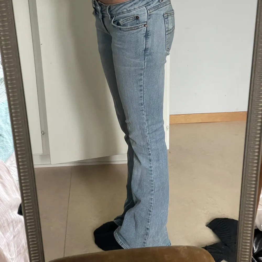 Ljusblåa lågmidjade bootcut jeans Sitter superfint på mig som är 166 cm  Skriv för mått!. Jeans & Byxor.