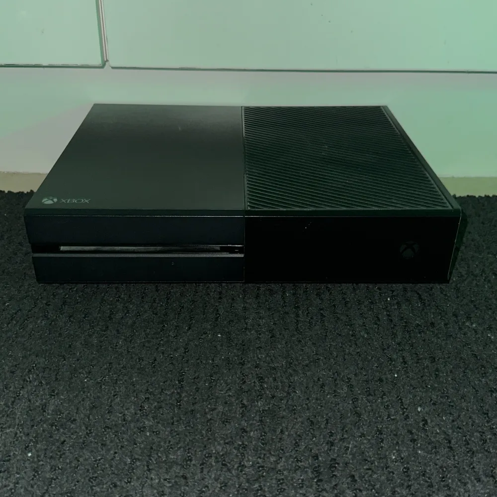 Säljer Xbox one som bara ligger och skräpar, har haft detta Xbox väldigt länge men inte använt på ett år ungefär. Hör av dig vid intresse!. Övrigt.