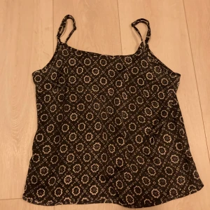 Linne från Gina Tricot💕 - Gulligt linne med mönster från Gina Tricot i mycket bra skick!!💙