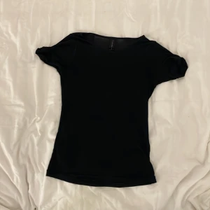 Säljer denna jätte fina tröjan❤️ - Säljer denna jätte fina sov tröjan från twilfit går jätte bra att använda t vargarna också. Storleken e XS/S pris kan diskuteras ❤️❤️