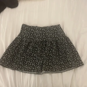 Säljer denna jätte fina kjolen❤️❤️ - Säljer denna jätte fina kjolen från Gina. Använt två gånger. Storleken är 146/152 pris kan diskuteras❤️❤️