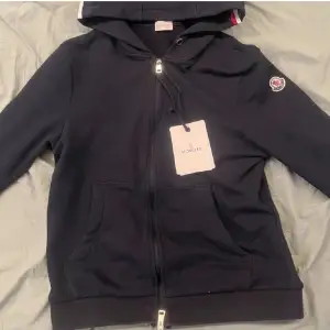 Säljer nu en fet moncler zip! Sälj pga storlek M vart för stort tyvär. I bra skick och inga hål/fläckar dock saknas snöret. Om ni har samma model på hoodie i S och vill byta, hör av er oavsett färg. Nfc och Qr kod funkar (Bilder från förra ägaren)