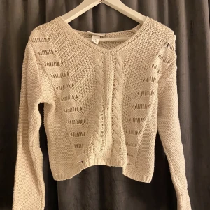 Stickad tröja - Från monki, lite cream färgad