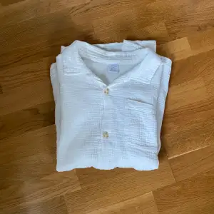 Hej! Säljer nu min vita linneskjorta. Toppen skick och utan några större defekter. Storlek S. pm✉️ för bilder mm.