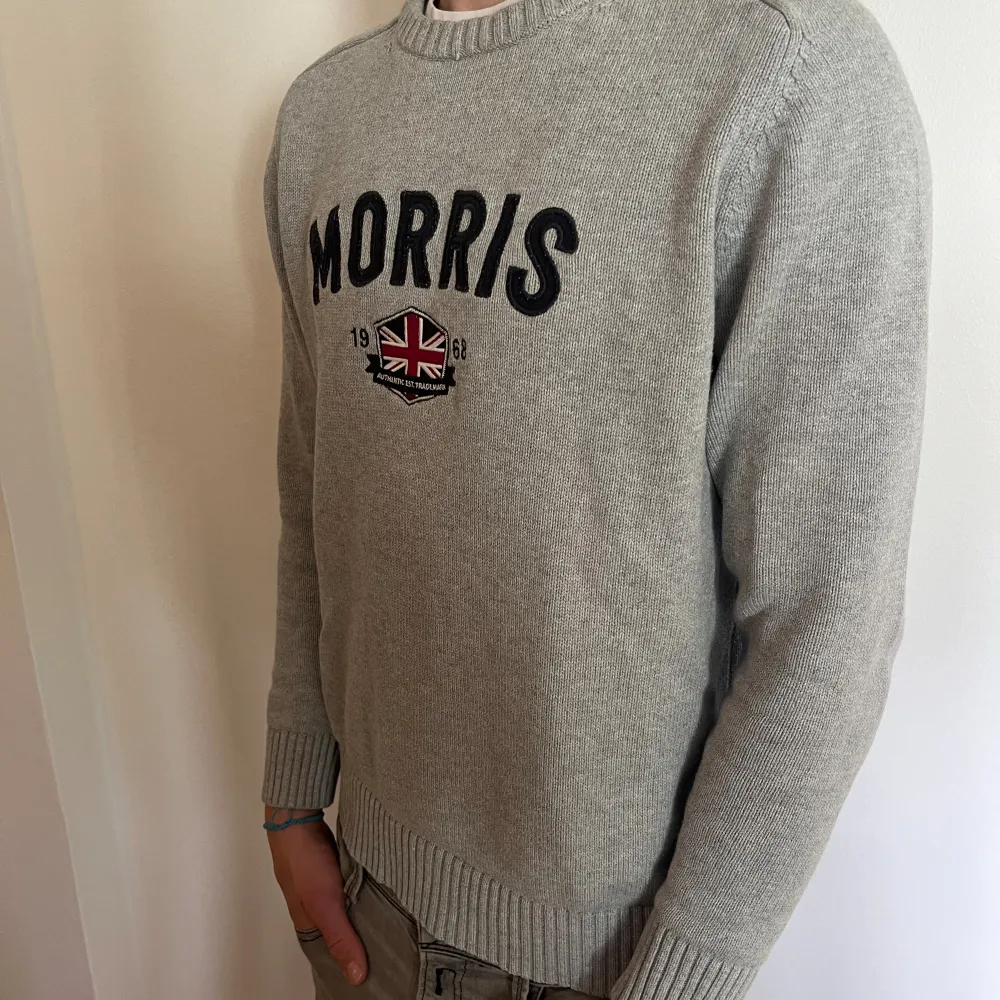 Morris tröja! Storlek L sitter mer som s-m Modellen på bilden är 180 cm väger 70kg Hör av er vid frågor eller funderingar!. Neuletakit & Villapaidat.