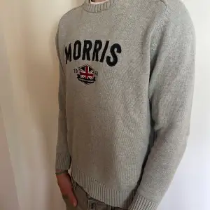 Morris tröja! Storlek L sitter mer som s-m Modellen på bilden är 180 cm väger 70kg Hör av er vid frågor eller funderingar!