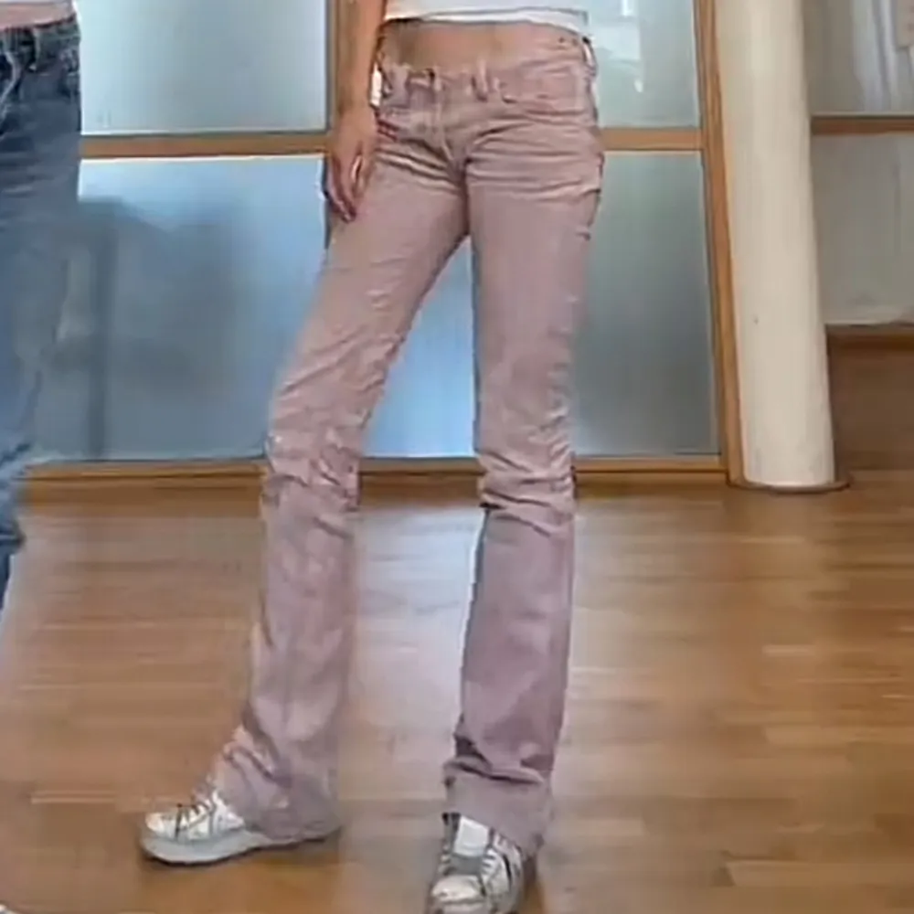 Jätte snygga rosa jeans. Dem är mer rosa i verkligheten än på bild 2&3 . Samma färg som på bild 1. Midja runt 43. Och innerbenslängd ish 87 mer går att vika. . Jeans & Byxor.