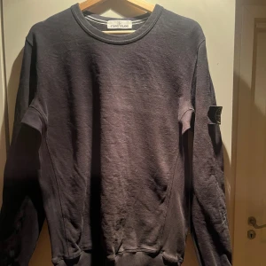 Stone island crewneck - Fint skick!  Säljer min stone island crewneck  Cond 9/10  Stl: L passar m 