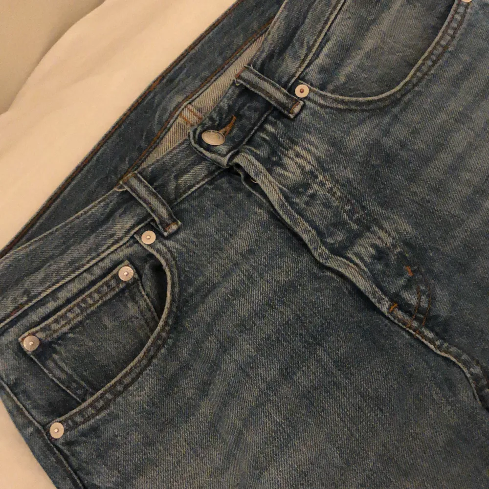 Ett par Arket jeans regular fit i storlek 29/32, endast använda ett få tal gånger skriv om ni har några funderingar.. Jeans & Byxor.