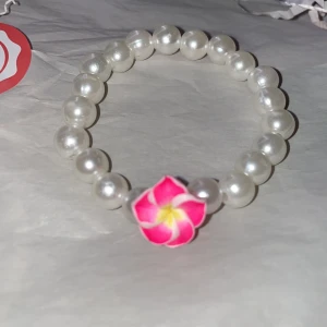 🌸🤍 - Egengjort armband,kan även fixas i speciell storkek vid intresse men passar dom flesta då tråden är stretchig ❤️