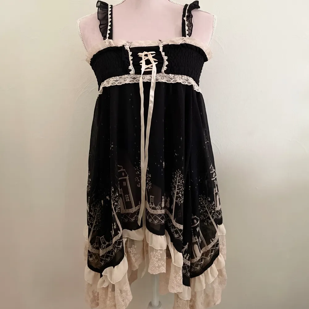 Vacker kort klänning från det japanska märket axes femme, pris pga köpt från Japan (tull+frakt). Passar XS-S bäst💗. Klänningar.