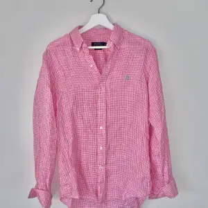 En rosa Ralph Lauren linneskjorta | Skjortan är i utmärkt skick och i storlek S, sitter runt 185 cm | pris kan alltid diskuteras!🙌