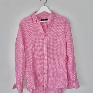 Ralph lauren skjorta  - En rosa Ralph Lauren linneskjorta | Skjortan är i utmärkt skick och i storlek S, sitter runt 185 cm | pris kan alltid diskuteras!🙌