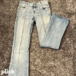 Säljer mina supersnygga lågmidjade jeans från bershka för att de är för långa på mig som är 165. (Lånade bilder)💞