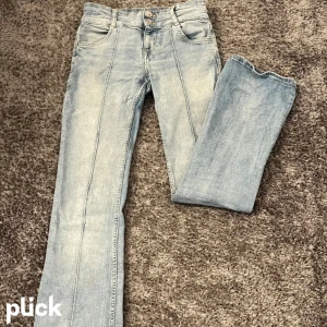 Lågmidjade jeans - Säljer mina supersnygga lågmidjade jeans från bershka för att de är för långa på mig som är 165. (Lånade bilder)💞