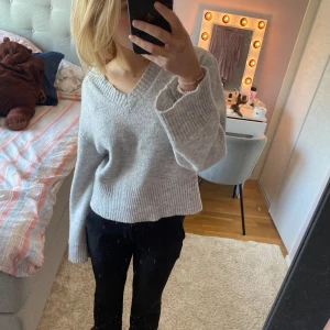 Stickad tröja från young gina🤩 - Säljer nu denna stickad tröja från young gina, i storlek 164-170. Tröjan är lite nopprig där av priset💗