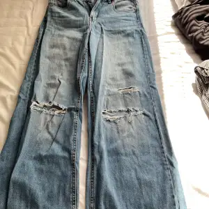 Jeans från Kappahl i storlek 164 som har hål i sig vid knäna. Jag säljer de för att de har blivit för små för mig. Pris kan diskuteras , du står för frakt!! Köpt för 349kr