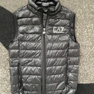 Armani väst - Hej säljer nu denna svarta armani väst, den är i ett superbra skick och endast använd 1-2 månader den har inga defekter alls. Den är i storlek 170 men passar folk allt mellan 155-170.