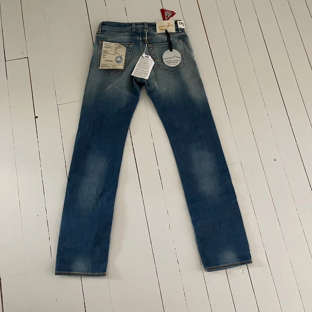 Ett par extremt snygga Jacob cohen jeans i sällsynt färg | splitter nya med alla tags och allt | väldigt långa (ska sys upp enligt conceptet) | nypris ligger på ca: 6000 | modell: 620 comfort |öppen för byten | vid funderingar är det bara att skriva🙌🏼. Jeans & Byxor.