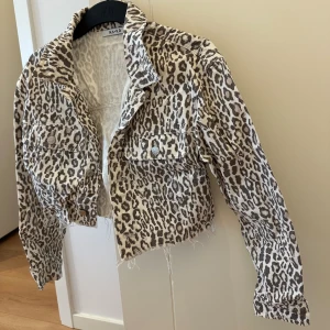 Leopard jacka 🤍🖤 - Säljer denna snygga jacka ifrån NA-KD i storlek 36
