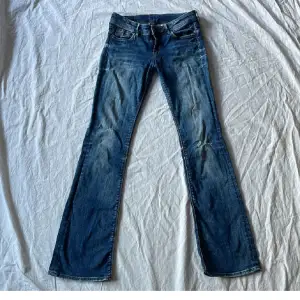 Jättesnygg lågmidjade bootcut jeans som inte säljs längre från H&M💕 Mått: Midjemåttet tvärsöver, 38cm. Innerbenslängd 79cm.