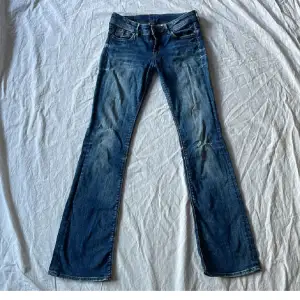 Jättesnygg lågmidjade bootcut jeans som inte säljs längre från H&M💕 Skriv privat så kan jag skicka fler bilder och mått🫶🏼