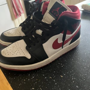 Jordan 1 - Säljer du mina skor då dom inte kommer till användning, använda sparasamt. Skriv privat om ni har frågor🤗
