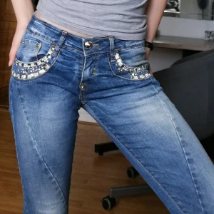Super snygga jeans - Super finna jeans som köpts i Italien med kommer inte till användning. Några diamanter vid fickorna har trillat av men inget jag tycker man märker. Hittar ingen storlek med dem passar mig som brukar ha xs/s eller 32/34 Skriv gärna vid frågot